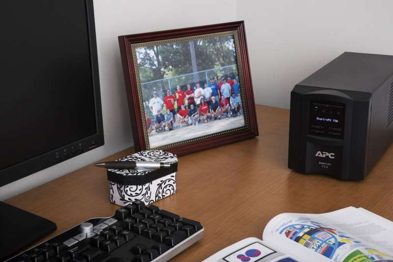 APC SMT750IC Smart-UPS Line Interactive LCD 750VA UPS
