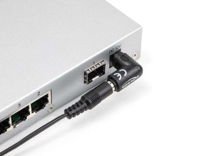 DeLock DC Adapter 5.5 x 2.1 mm male to 5.5 x 2.1 female 90° angled