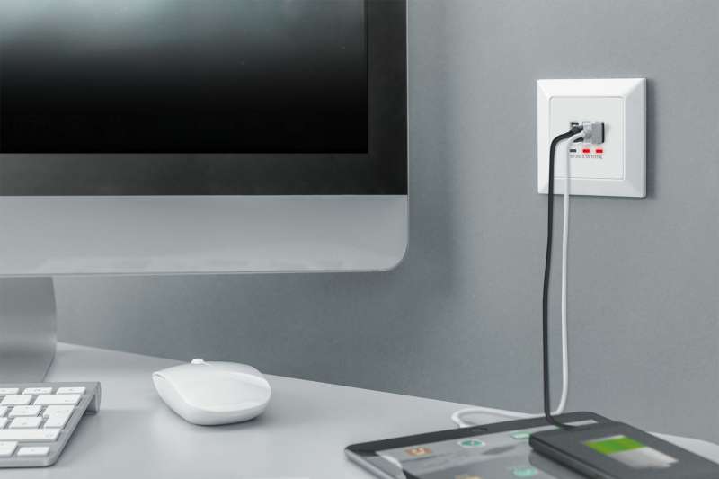 Digitus DA-70618 csatlakozóaljzat 2 x USB A + 1 x USB C White