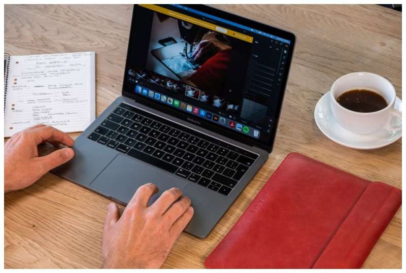 FIXED Oxford leather case for Apple MacBook Air 15" (2023) M2, Piros, Notebook táska