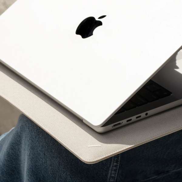 Native Union Stow Slim Sleeve case for Macbook 15/16" Sandstone