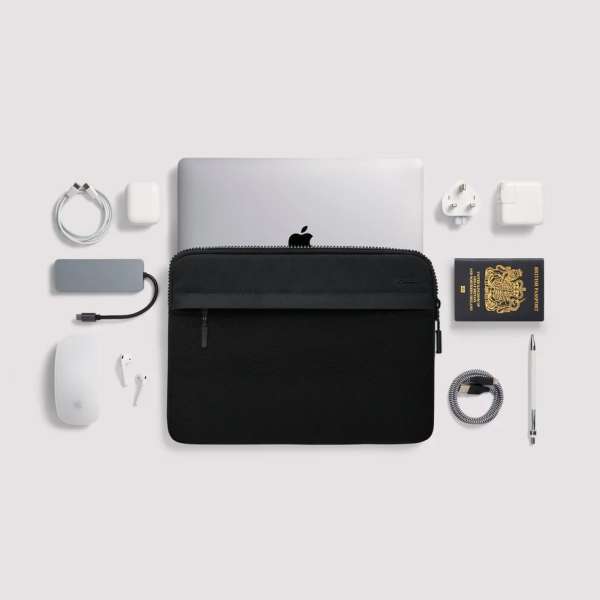 Pipetto Expand Sleeve bag for MacBook Pro 14/Air 13.6 Black