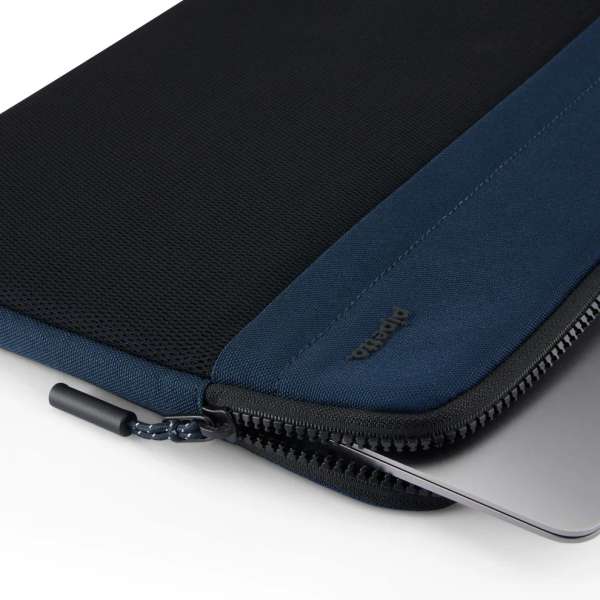 Pipetto Expand Sleeve bag for MacBook Pro 14/Air 13.6 Dark Blue