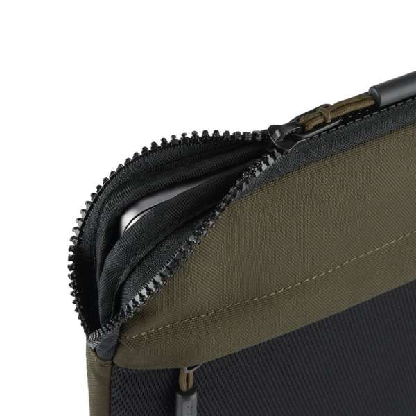 Pipetto Expand Sleeve bag for MacBook Pro 14/Air 13.6 Dark Green