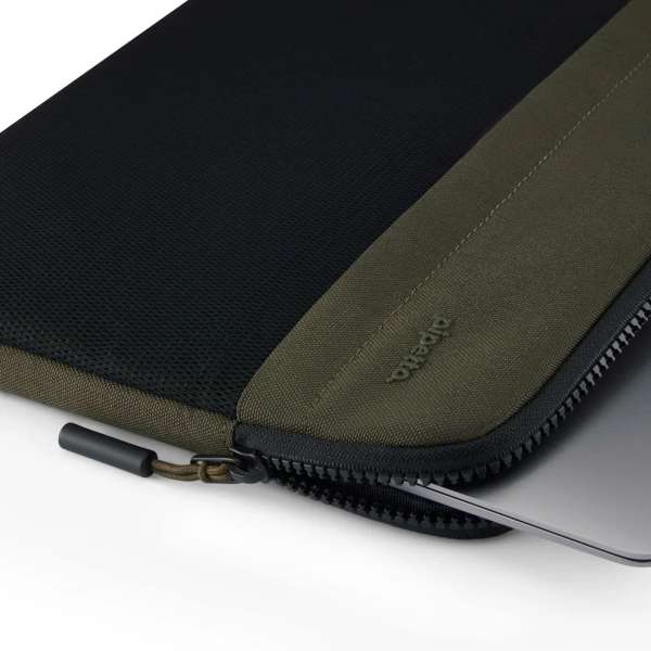Pipetto Expand Sleeve bag for MacBook Pro 14/Air 13.6 Dark Green