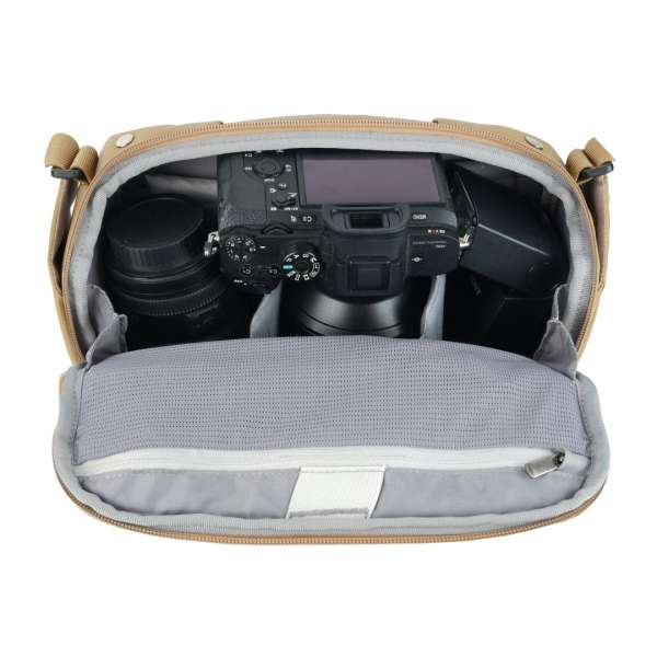 Vanguard VEO Metro 4-Liter Camera and Everyday Shoulder Bag Beige