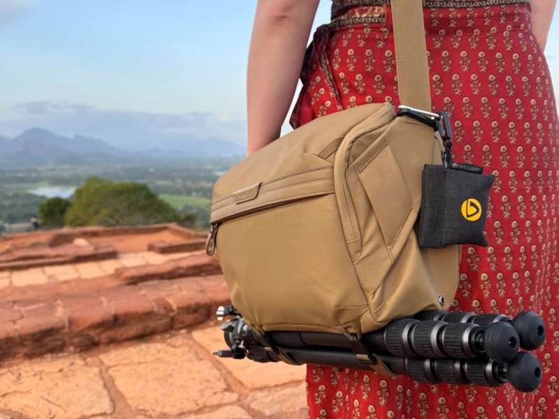 Vanguard VEO Metro 7-Liter Camera and Everyday Shoulder Bag Beige