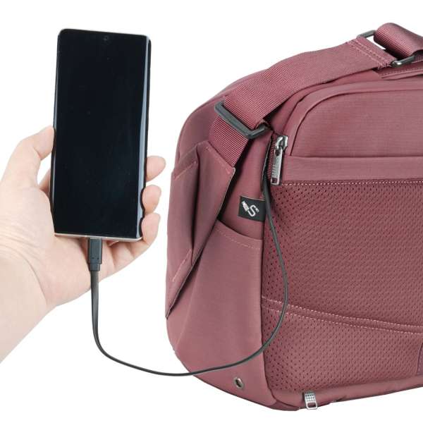 Vanguard VEO Metro 7-Liter Camera and Everyday Shoulder Bag Magenta