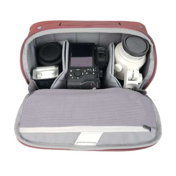 Vanguard VEO Metro 7-Liter Camera and Everyday Shoulder Bag Magenta