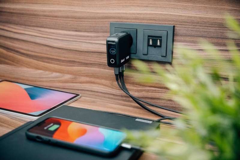 Verbatim Mini GaN Charger with Display 100W 3-Port Black